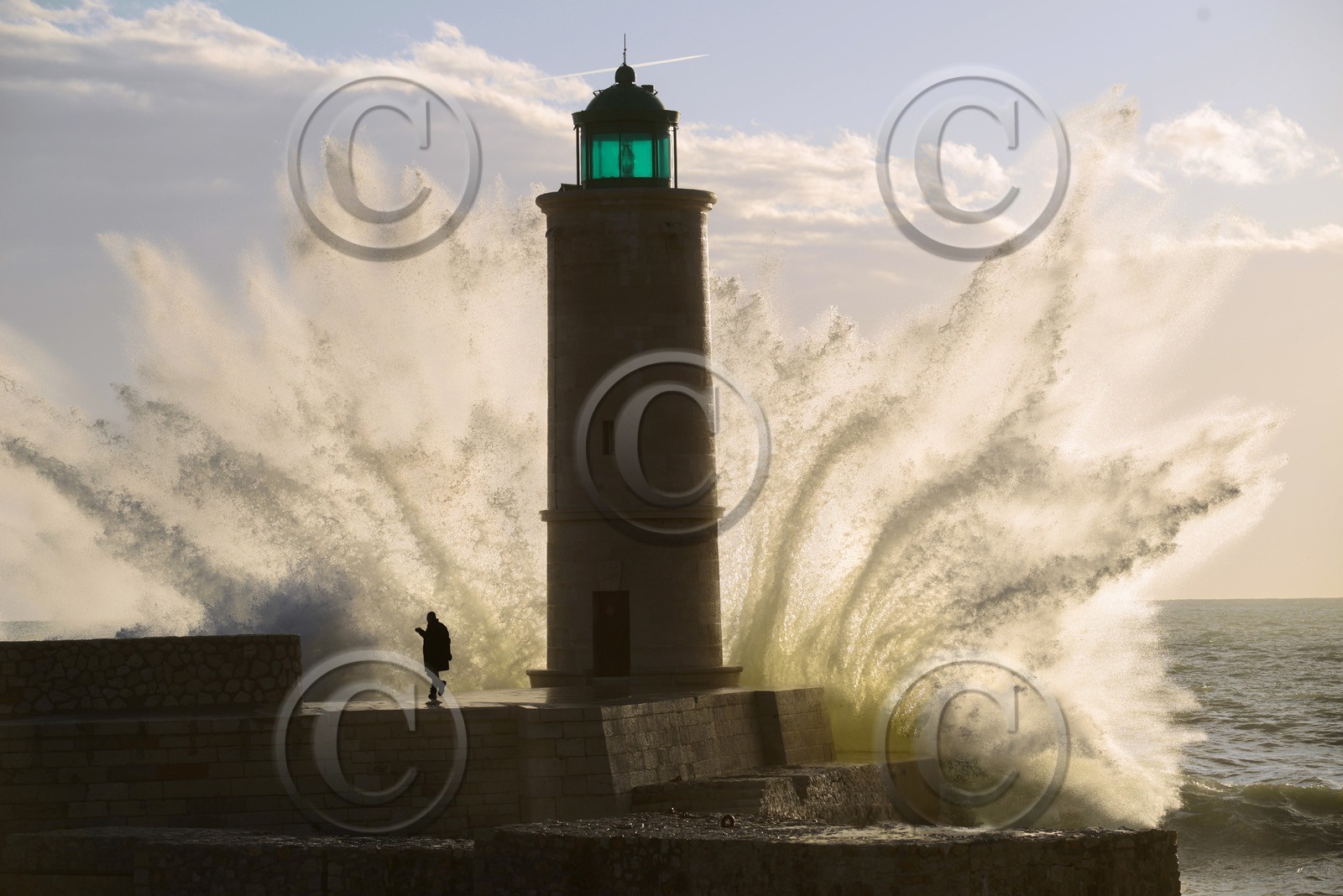 PHARE DE CASSIS VAGUE APRES UN COUP DE LABÉLe Labé ,un vent de Sud Ouest qui souffle en fortes tempêtes sur les côtes à Marseille et dans le sud.Calanques Provence Marseille photo couleurFORMAT DISPONIBLE  60 X 90cm et 30 X 45cmpas de telechargement disponible.A chaque format correspond une éditions limitée spécifique .© collection P GUZIKA titre indicatif suivant la finition, tarif encadré vente direct:60 X 90cm 30 X 45cmdisponible en  30 X10 cm  sur stand en vente directDISPONIBLE SUIVANT STOCK -  CRÉATION JOURNALIERE  -