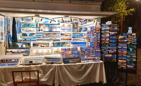 LE CABANON DU PHOTOGRAPHE SUR  LE MARCHÉ D'ÉTÉ 2024  À MARSEILLE EN BAS DE LA CANEBIÉRE,