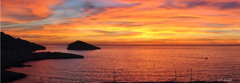 LE CAP CROISETTE TIBOULEN GOUDES AMBIANCE Calanques Provence Marseille photo couleurFORMAT DISPONIBLE    33X95cm ( et 20X60cm en vente direct uniquement )pas de telechargement disponible.A chaque format correspond une éditions limitée spécifique .© collection P GUZIKDISPONIBLE SUIVANT STOCK -  CRÉATION JOURNALIERE  -
