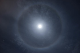 arc en ciel de lune , avec les étoiles .....