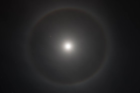 arc en ciel de lune , avec les étoiles .....