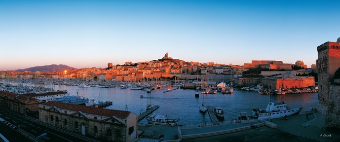 MARSEILLE VIEUX PORT SOIR ROUGE MISTRAL COUCHE DE SOLEIL plein formatFORMAT 120 x 50 cm sur mesure format  du cabanonpas de telechargement disponible.A chaque format correspond une éditions limitée spécifique .© collection P GUZIKA titre indicatif suivant la finifion, tarif encadré vente direct:120 x 50 cm    169 €DISPONIBLE SUIVANT STOCK -  CRÉATION JOURNALIERE  -