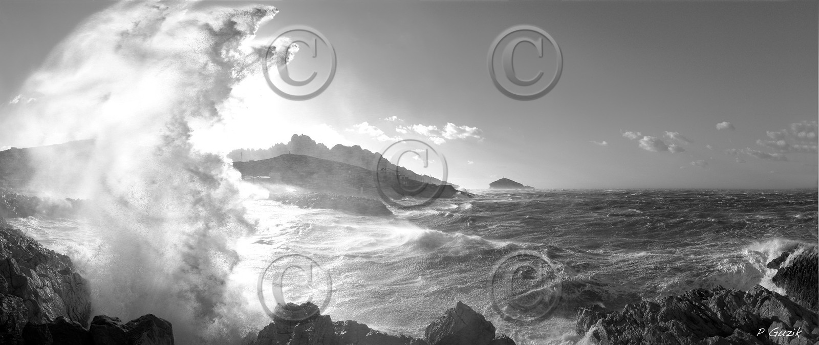MISTRAL AUX GOUDES GROSSE VAGUE NOIR ET BLANC ,plein formatFORMAT DISPONIBLE  120x50cm telechargement disponible.A chaque format correspond une éditions limitée spécifique .© collection P GUZIKA titre indicatif suivant la finition, tarif encadré vente direct:120 x 50 cm 169€